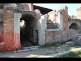 04891 ostia - regio i - insula xvii - terme del mitra (i,xvii,2) - eingang an der ostfassade.jpg